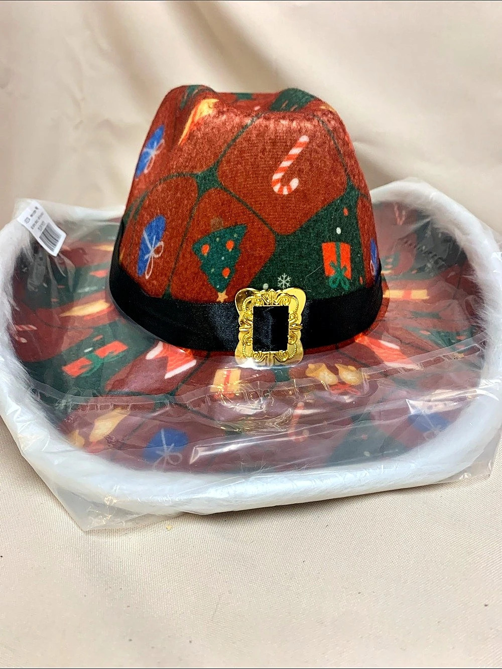 Christmas Holiday Print Buckle Hat in Red & Green NWT